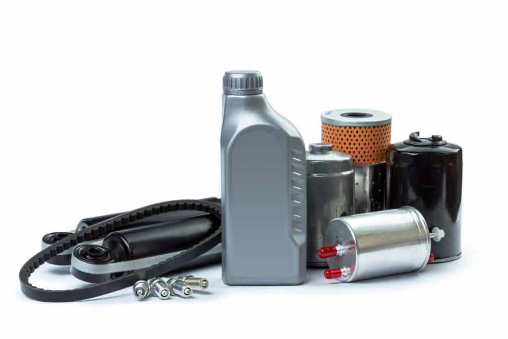 Filtres à huile de voiture et bidon d'huile moteur isolés sur fond blanc