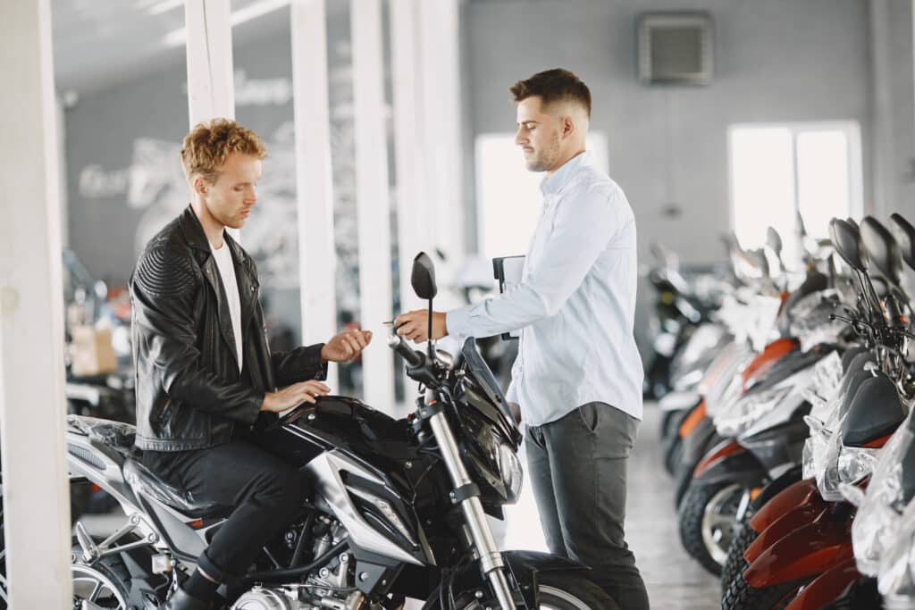Bel homme choisissant une moto pour acheter