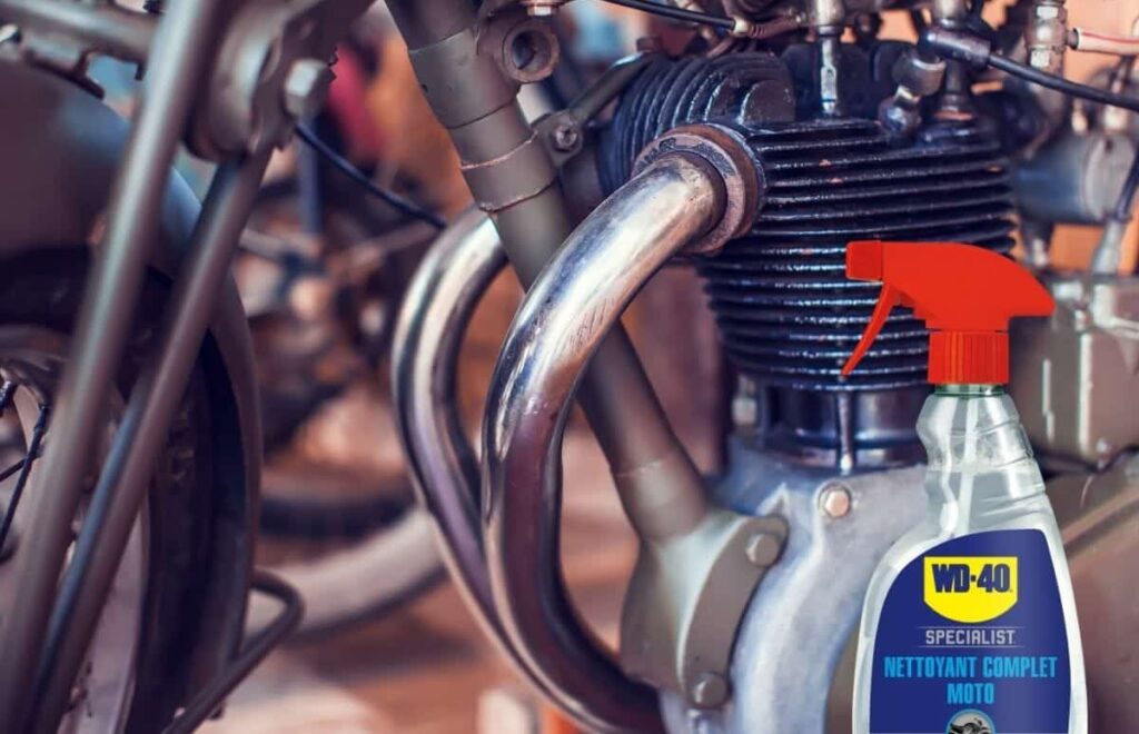 nettoyer-collecteur-avec-nettoyant-moto