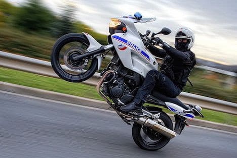 police-moto-wheeling