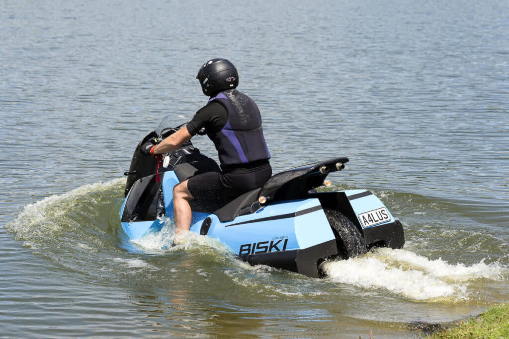 Meet_Biski,_the_amphibious_scooter_that_can_change_into_a_ (1)