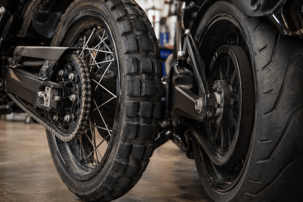 Photo réaliste en gros plan de deux roues arrière de motos placées côte à côte dans un atelier professionnel