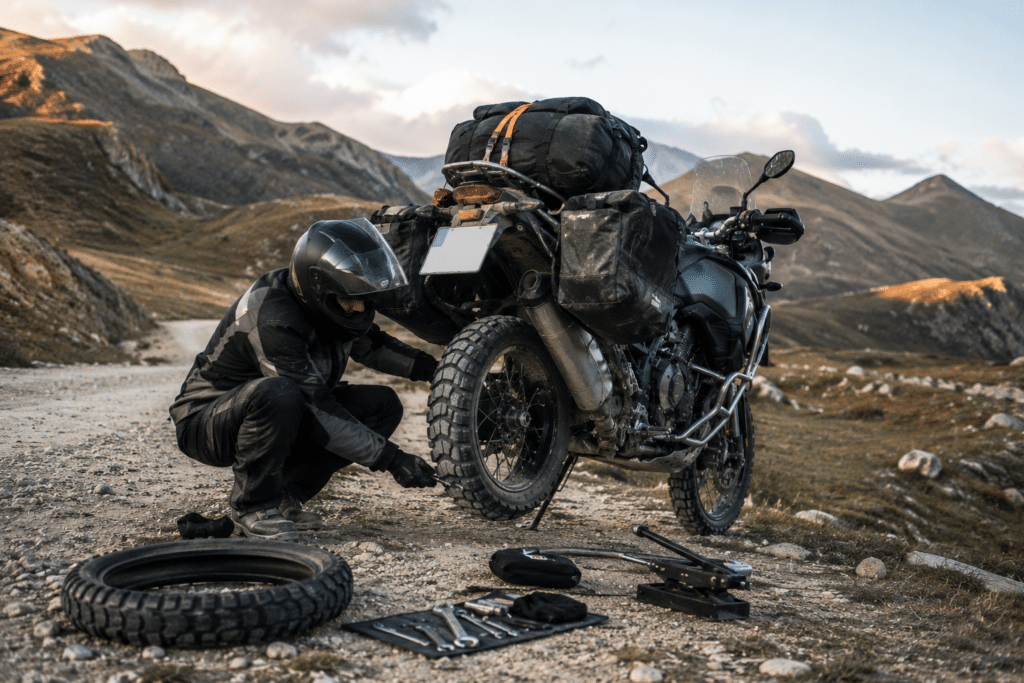 ultra-réaliste d’un motard adventure seul sur une piste isolée en montagne