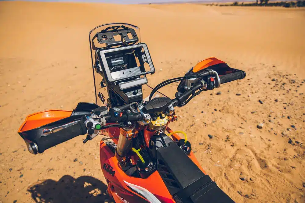 ktm-celebre-sa-victoire-au-dakar-avec-deux-450-rally-replica-hors-de-prix-dont-une-edition-luciano-benavides-si-exclusive-quelle-ressemble-deja-a-un-objet-de-collection-11
